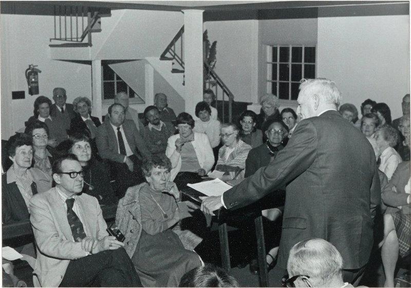 Community members gather for a Sandy Spring Museum meeting in 1982.